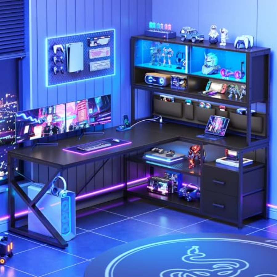 Desk Setup L Shaped - L字型のゲーミングデスク。収納棚付き、引き出し2つ、ゲーミング環境に最適なLEDライト搭載。MDF素材、ブラック仕上げ、広々とした天板。
